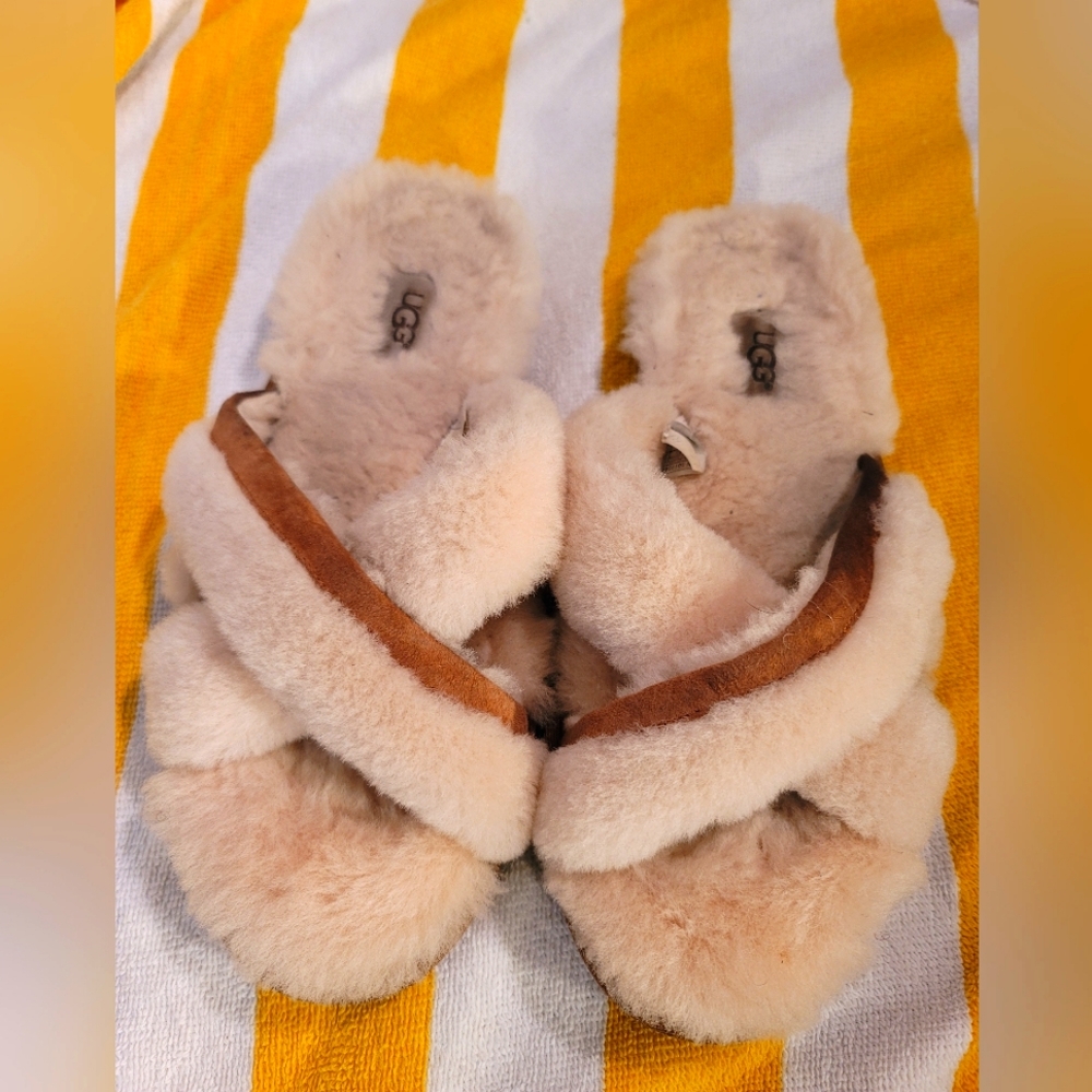 UGG SAND SCUFFITA FLUFFY SHEEPSKIN SLIPPERS size 40, US 9